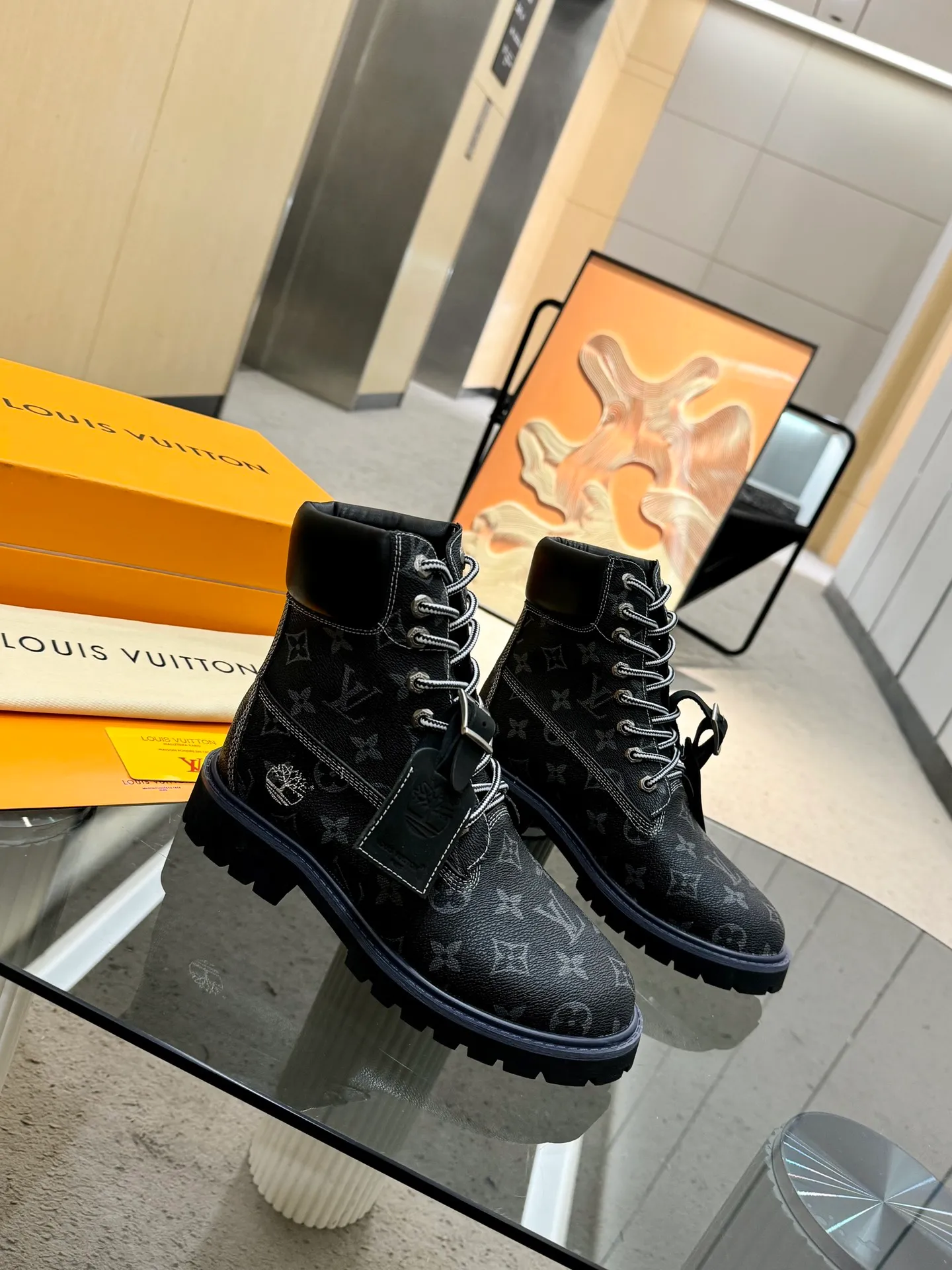 👟👟Ex-factory price 560👟👟 Men's size +20 Top version: 🏆Louis Vuitton x Timberland co-branded Via Instagram Lv ²⁰²4𝐬𝐬 Early autumn Timberland rhubarb boots worn by many stars 💯Multiple sets of outfits, autumn and winter limited edition👊 It is very difficult to buy at counters. This will be the first explosive version to detonate early autumn. It is worthy of having a unique fashion trend leading style. It is highly recommended to buy. Fabric: first layer nubuck leather. Lining: cowhide lining. Outsole: two-color rubber (sole thickness 5cm). Size: Female 35-41 (41 customized) Male 39-45 (45 customized)